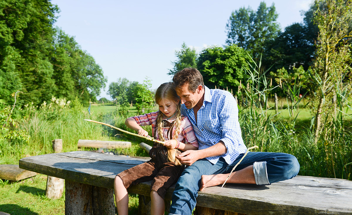 Vater mit Tochter am Almsee